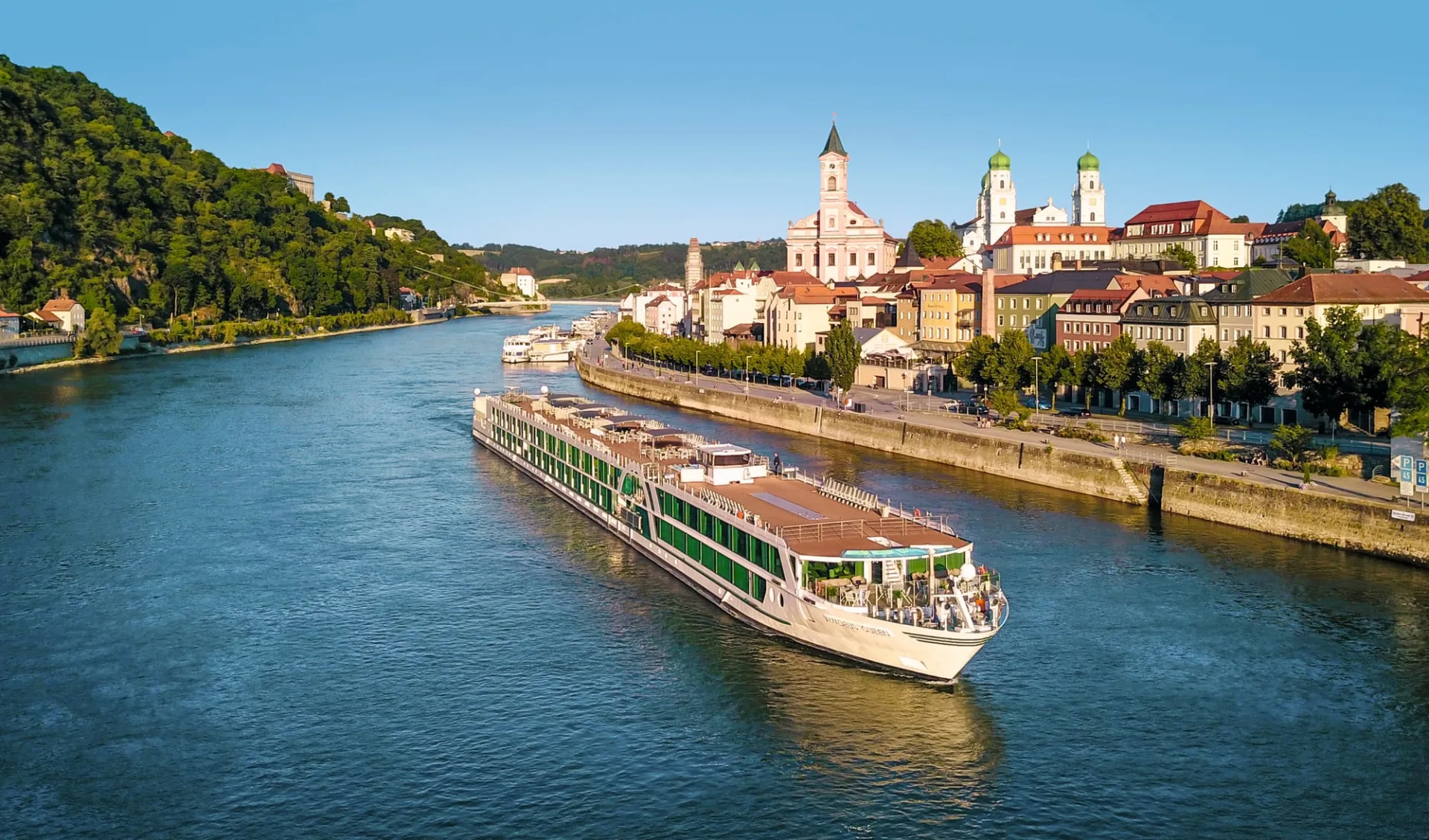 lueftner-cruises-amadeus-queen-outside-view-passau-76143